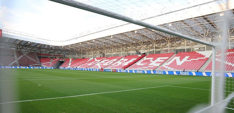 Vista del campo desde la portería en estadio vacío