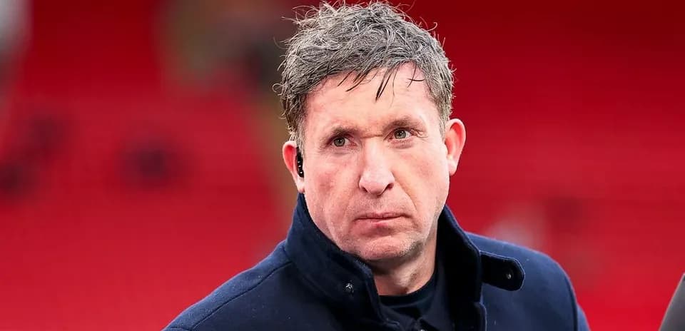 Hombre con abrigo oscuro en estadio vacío