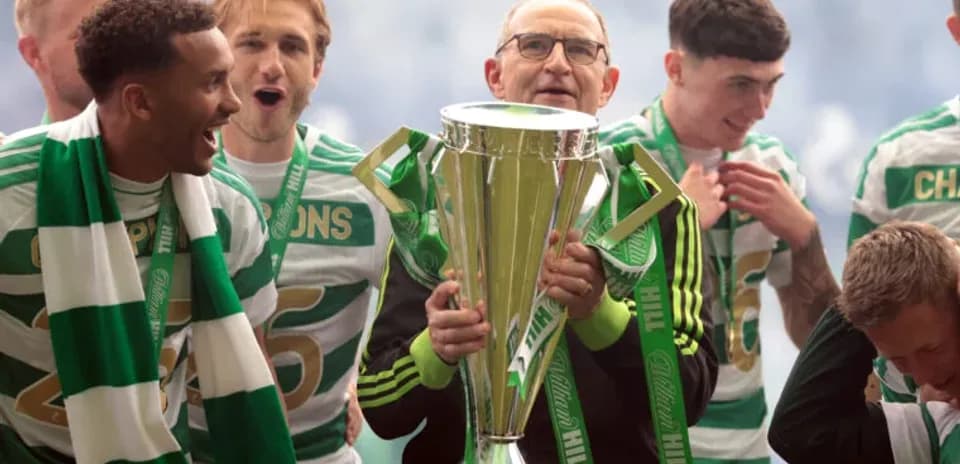 Jugadores de Celtic celebrando con trofeo en ceremonia
