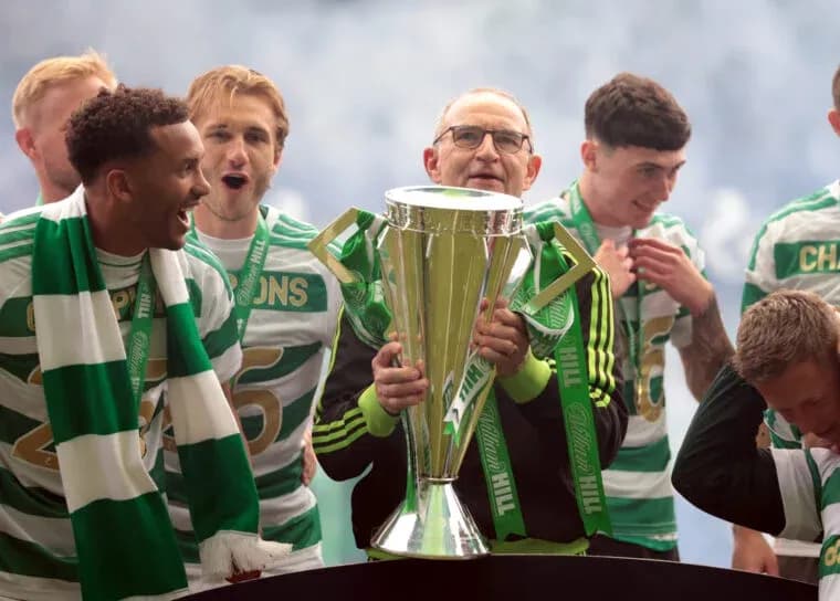 Jugadores de Celtic celebrando con trofeo en ceremonia