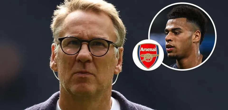 Hombre con gafas y logo de Arsenal en imagen