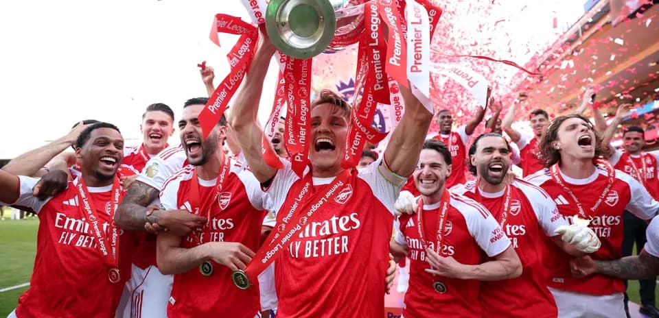 Jugadores de Arsenal celebrando con el trofeo Premier League