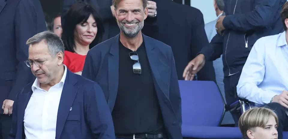 Entrenador sonriendo en un evento deportivo