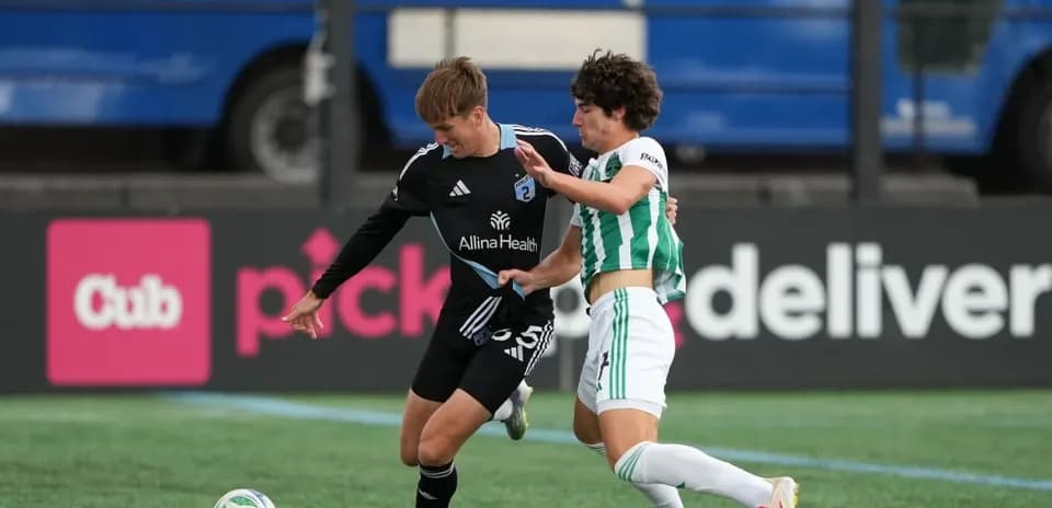 Jugadores compitiendo por el balón en el partido