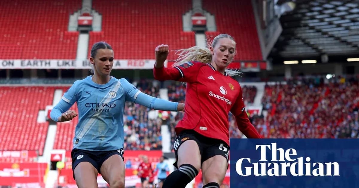 Jugadora de Manchester City y Manchester United en acción