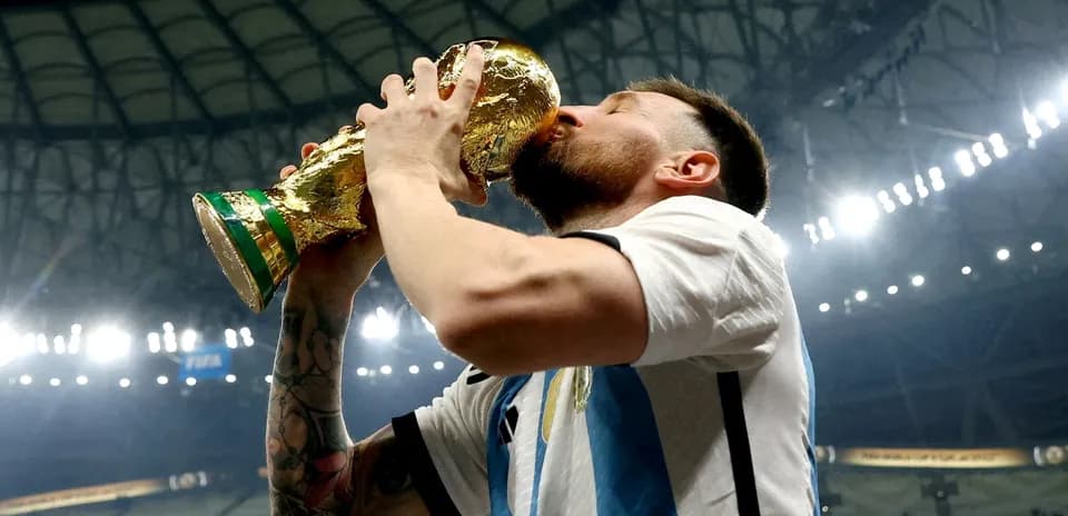 Jugador besando el trofeo de la Copa Mundial