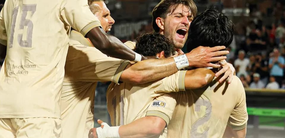 Jugadores de Las Vegas Lights celebrando un gol