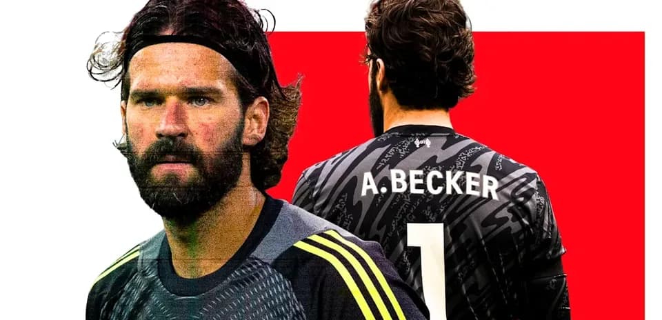 Alisson Becker posando con camiseta de Liverpool