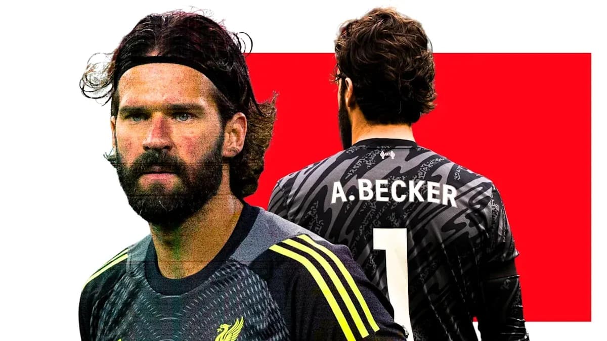 Alisson Becker posando con camiseta de Liverpool