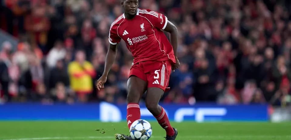 Jugador de Liverpool corriendo con el balón en campo