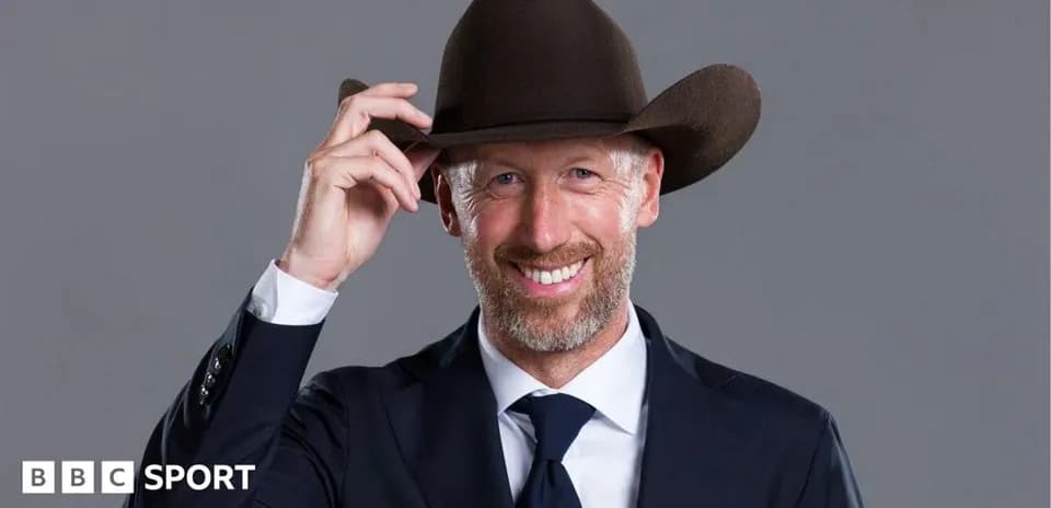 Hombre con sombrero vaquero sonriendo en estudio