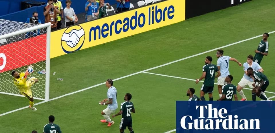 Portero atrapando el balón durante un partido de fútbol