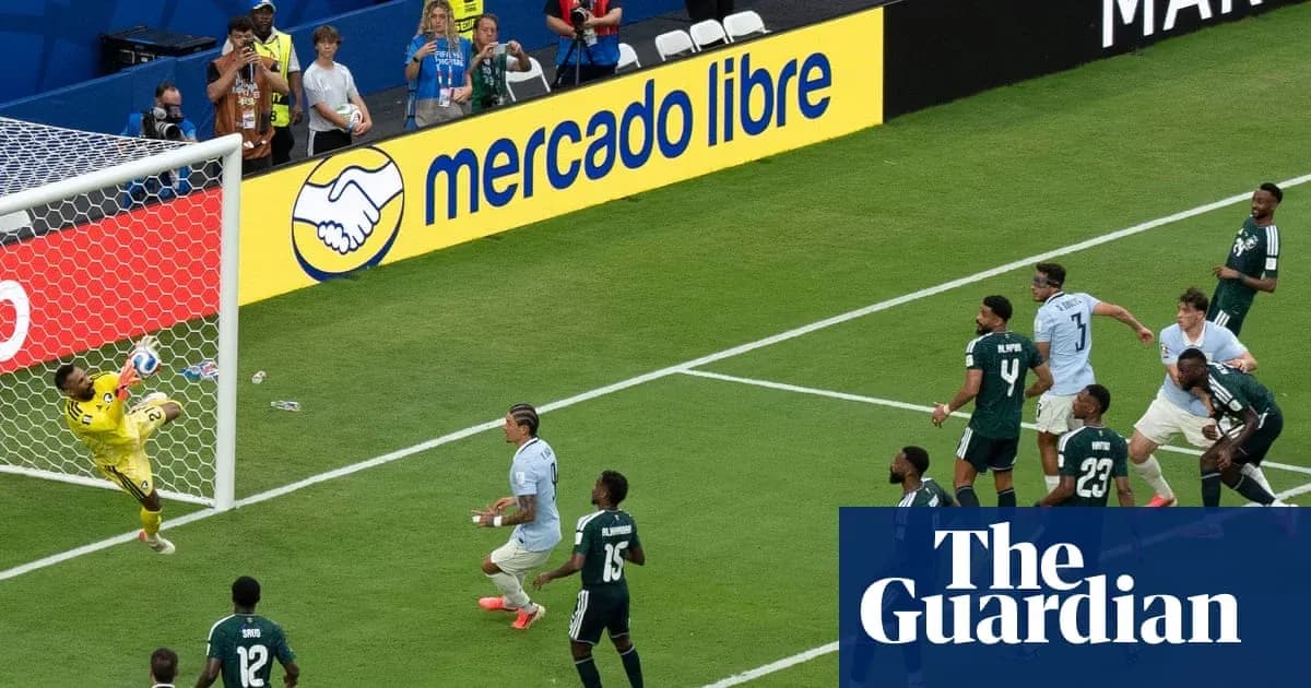 Portero atrapando el balón durante un partido de fútbol