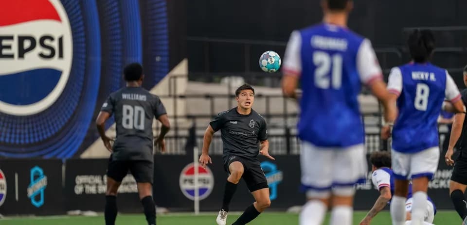 Jugador controlando el balón en el partido