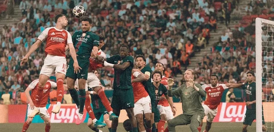 Jugadores en salto durante un córner en partido