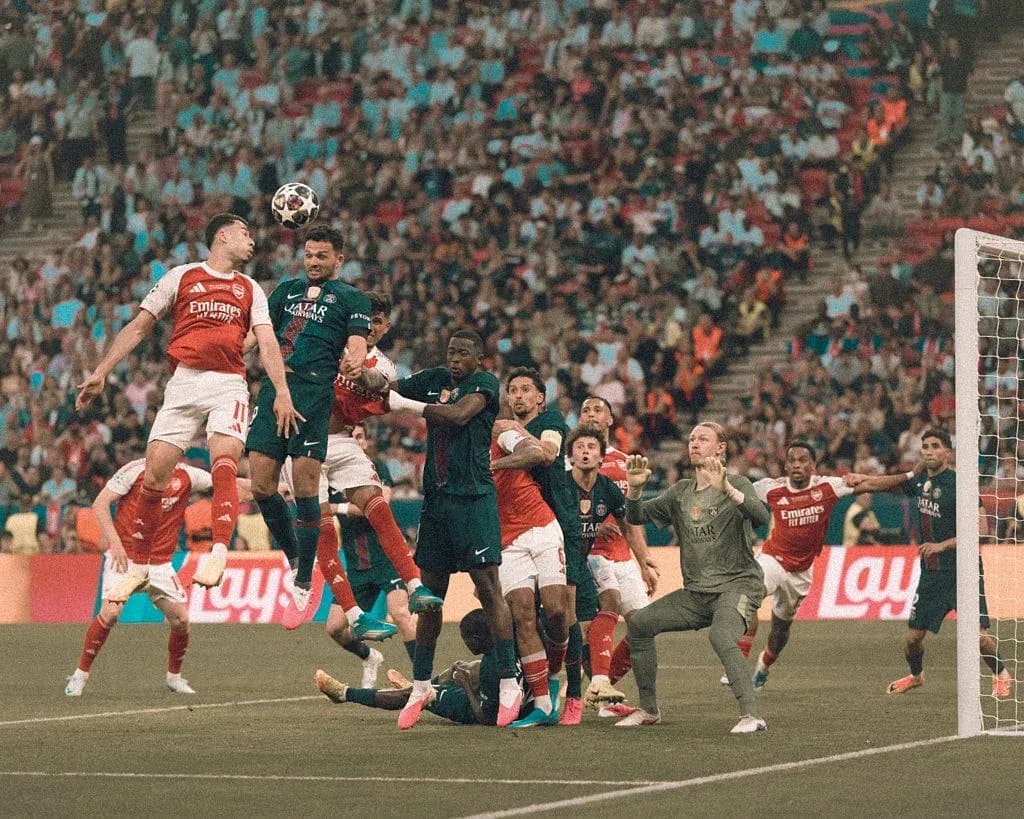 Jugadores en salto durante un córner en partido