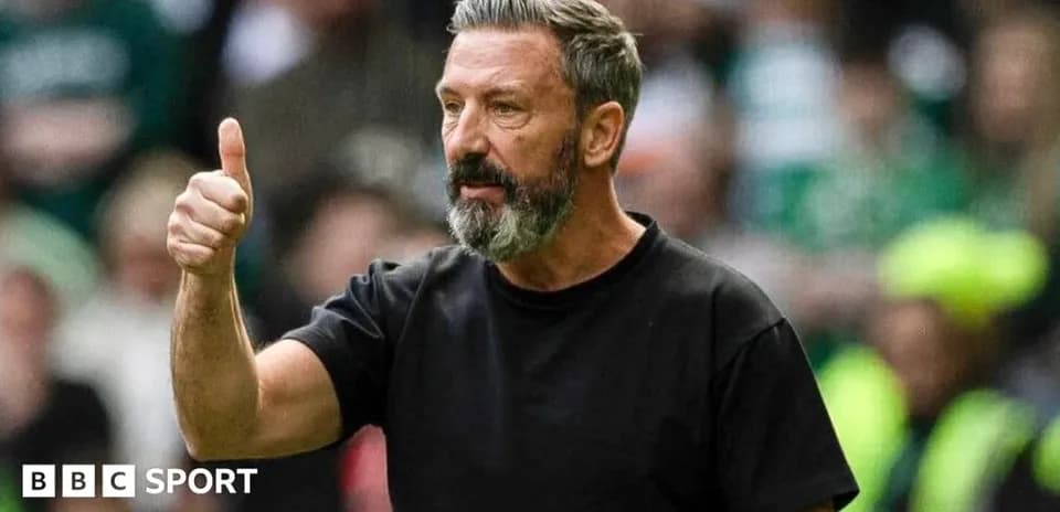 Entrenador dando un pulgar hacia arriba durante partido