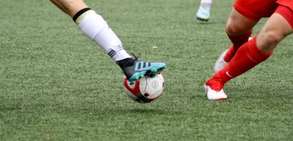 Jugadora pateando el balón en un partido