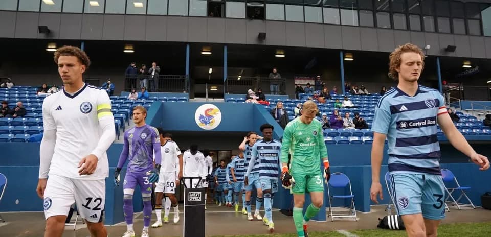 Jugadores entrando al campo para el partido