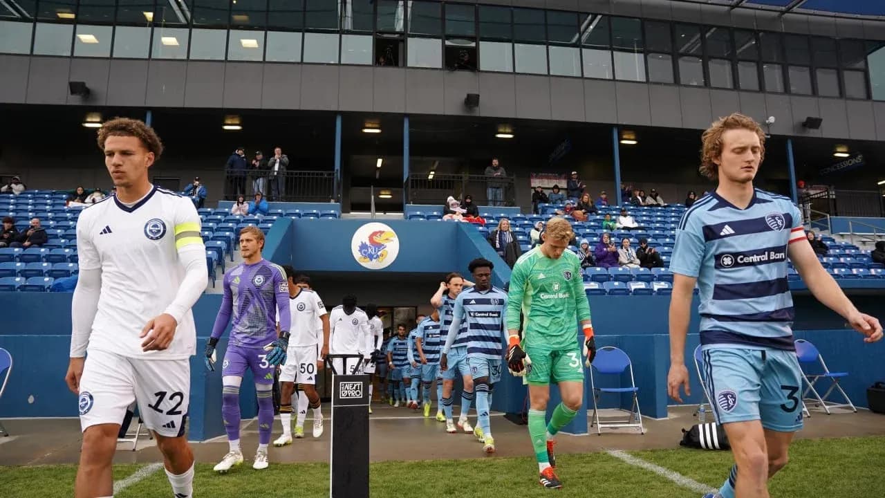 Jugadores entrando al campo para el partido