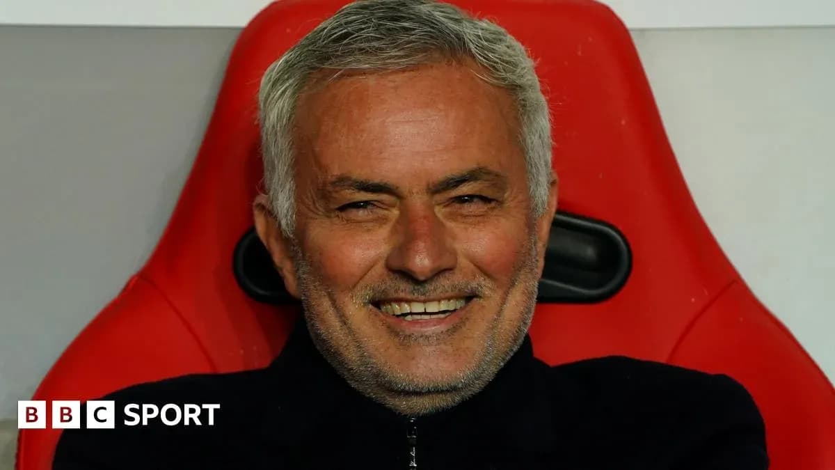 Entrenador sonriendo en el banquillo del partido