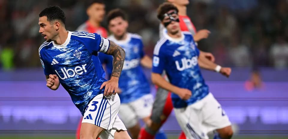 Jugador de Como corriendo durante el partido