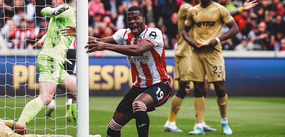 Jugador de Brentford celebra un gol