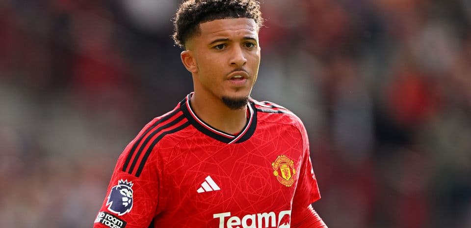 Jugador de Manchester United en uniforme rojo durante partido