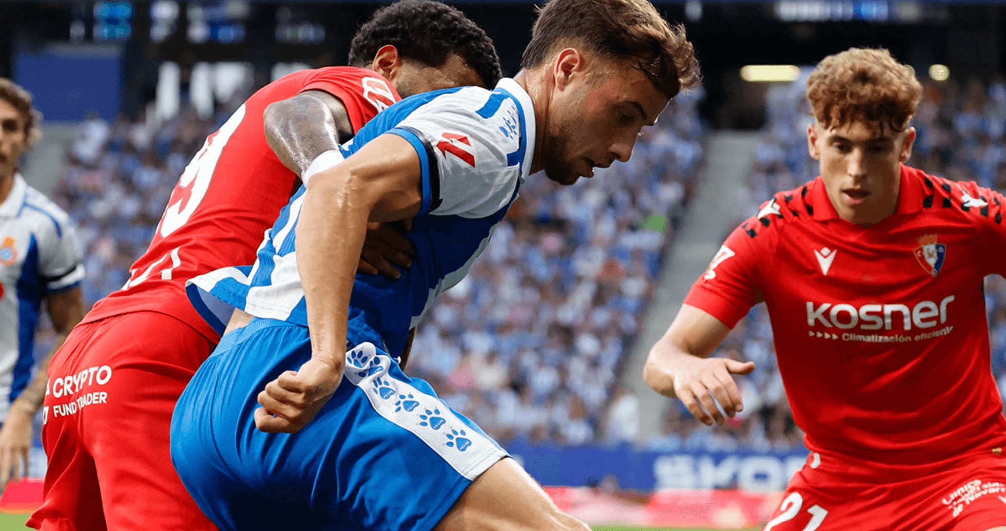 Jugadores compitiendo por el balón en La Liga
