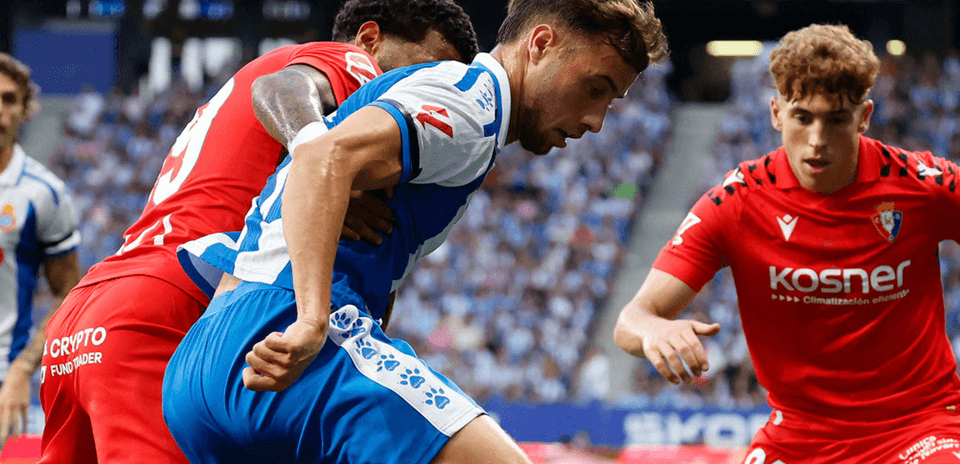 Jugadores compitiendo por el balón en La Liga