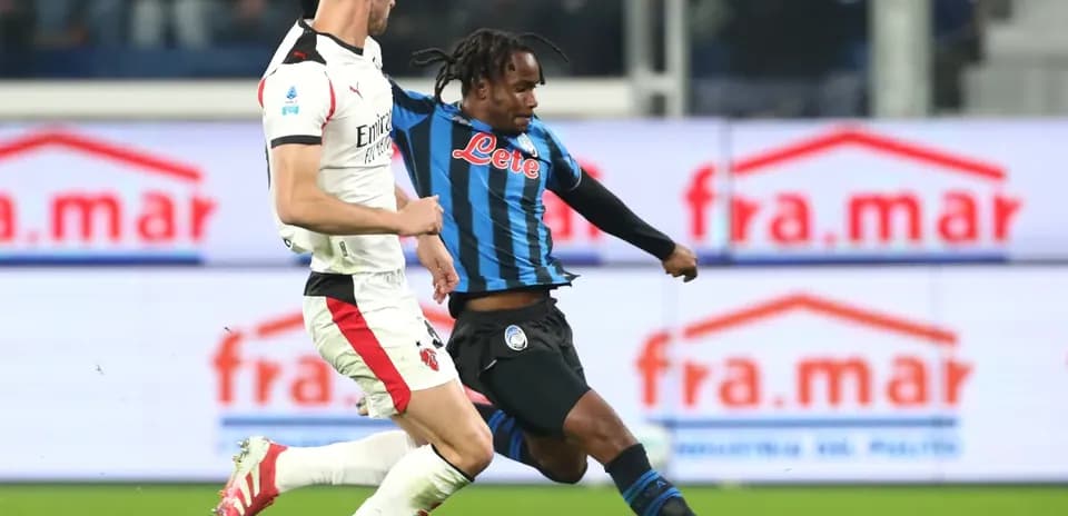 Jugador de Atalanta enfrentando a defensor del Milan