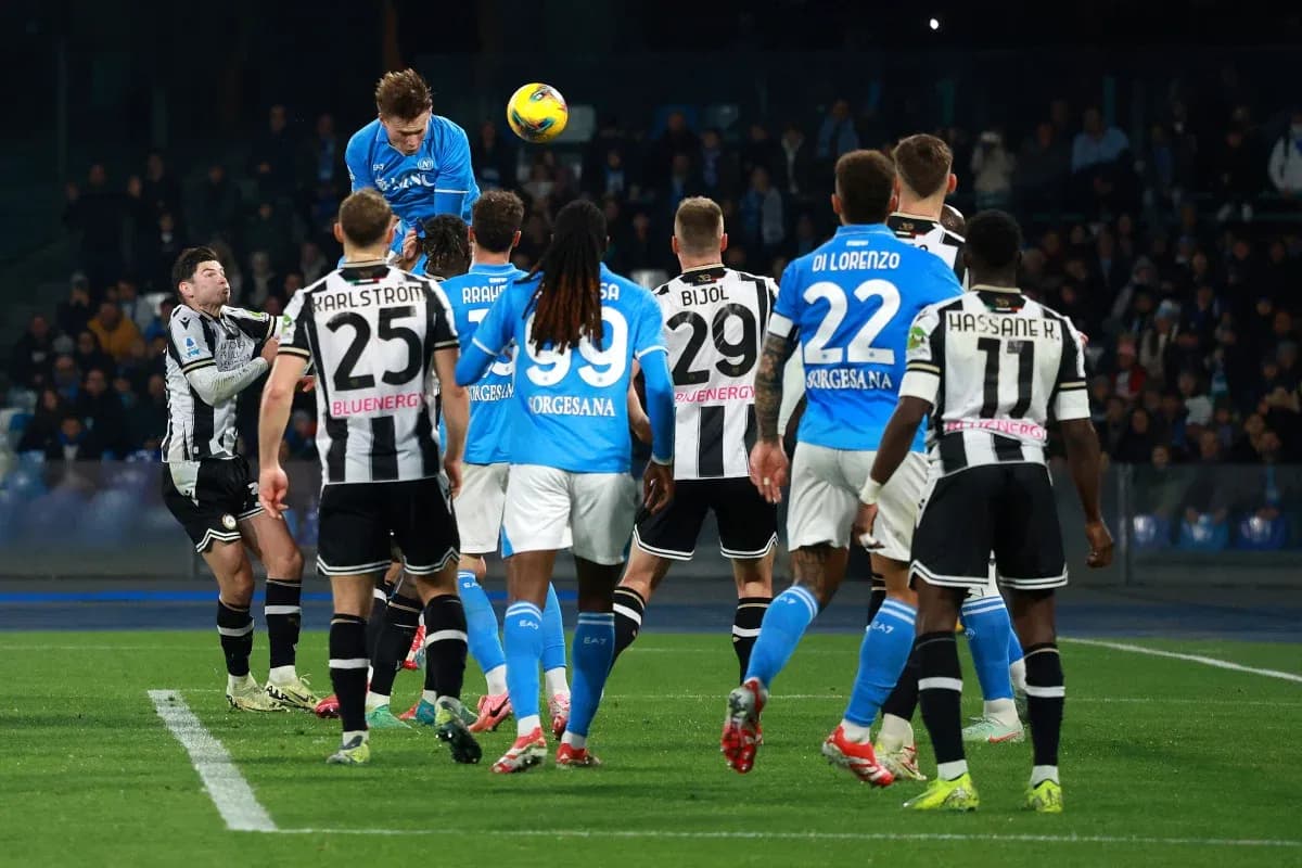 Jugador de Napoli saltando para cabecear el balón