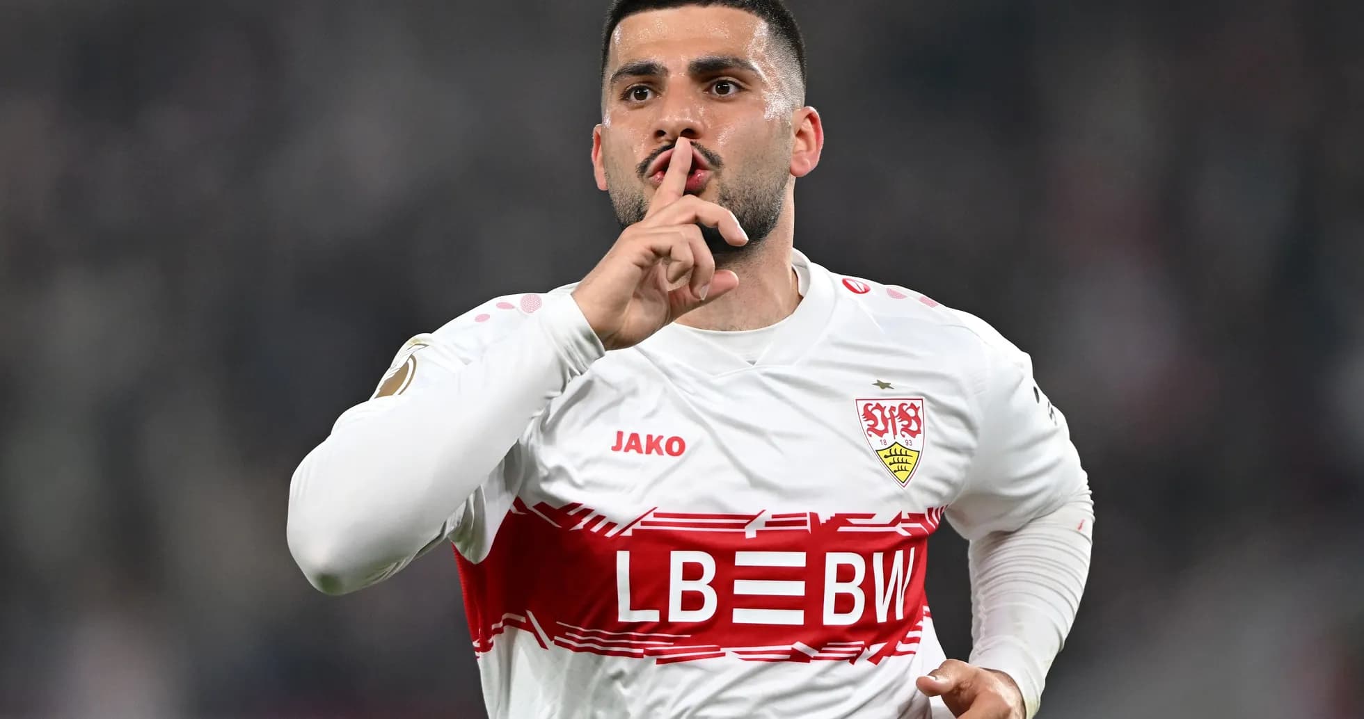 Jugador del VfB Stuttgart haciendo gesto de silencio