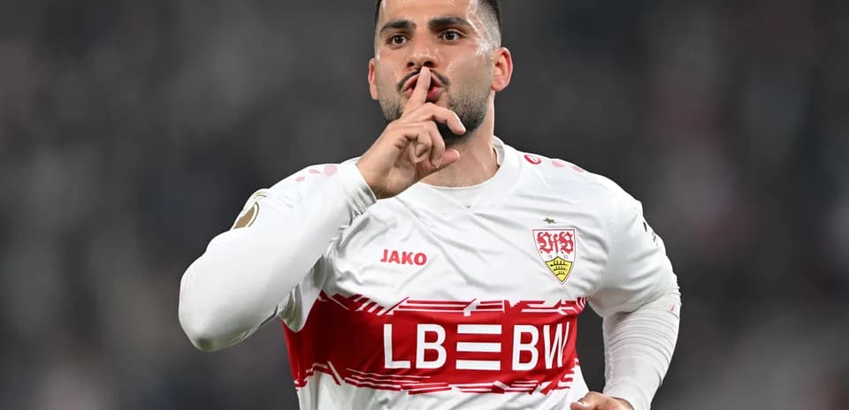 Jugador del VfB Stuttgart haciendo gesto de silencio