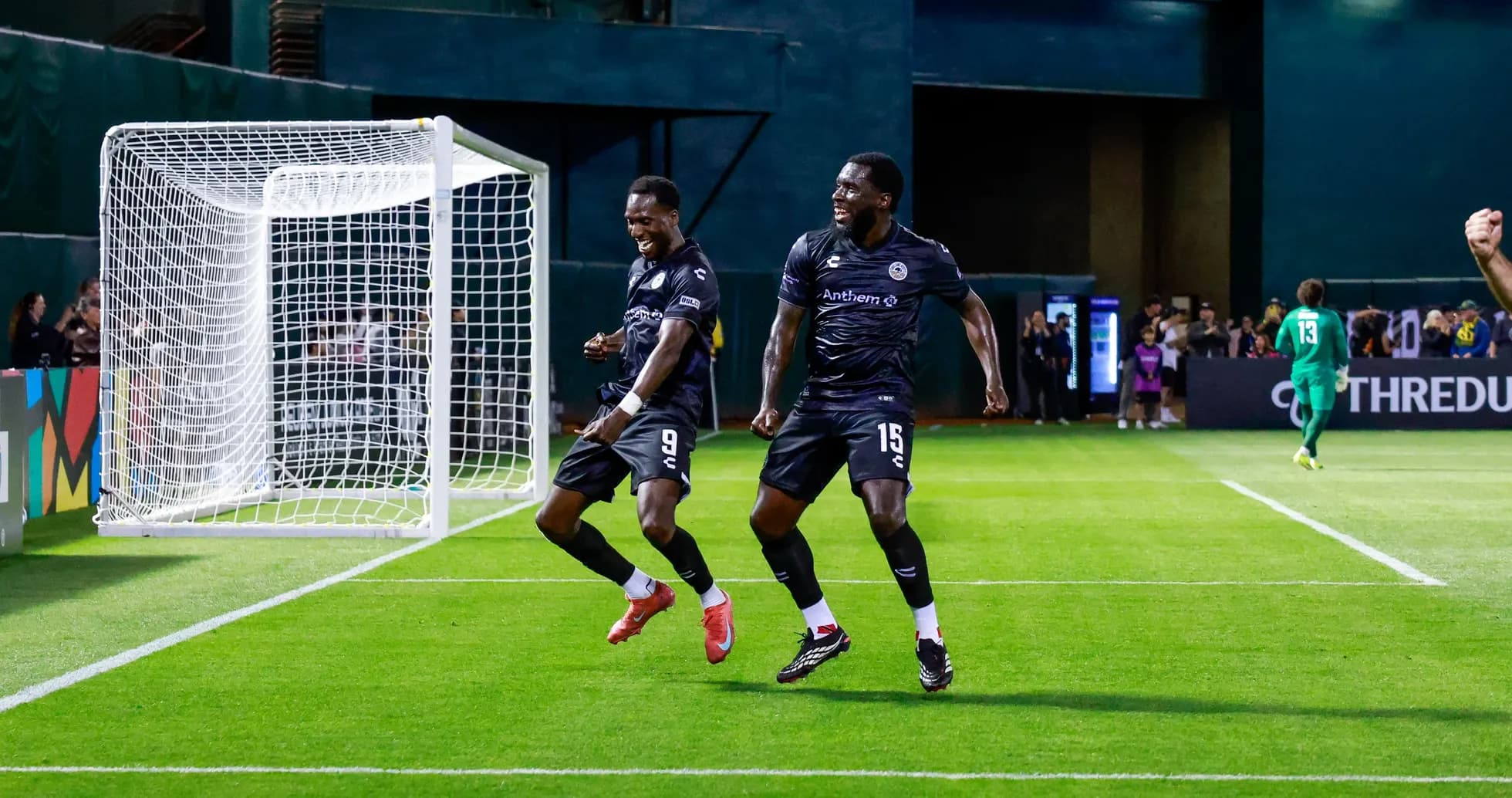 Jugadores celebrando un gol en el partido