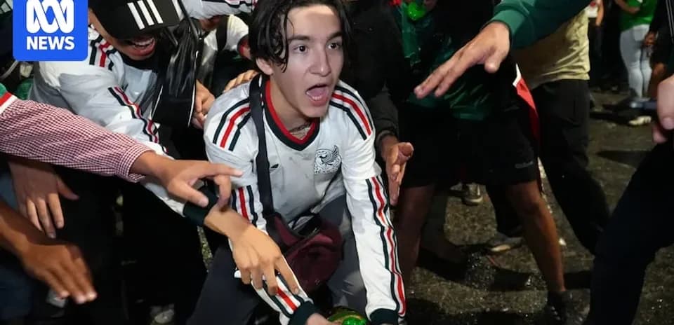 Joven celebrando en la multitud durante evento deportivo