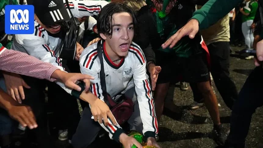 Joven celebrando en la multitud durante evento deportivo