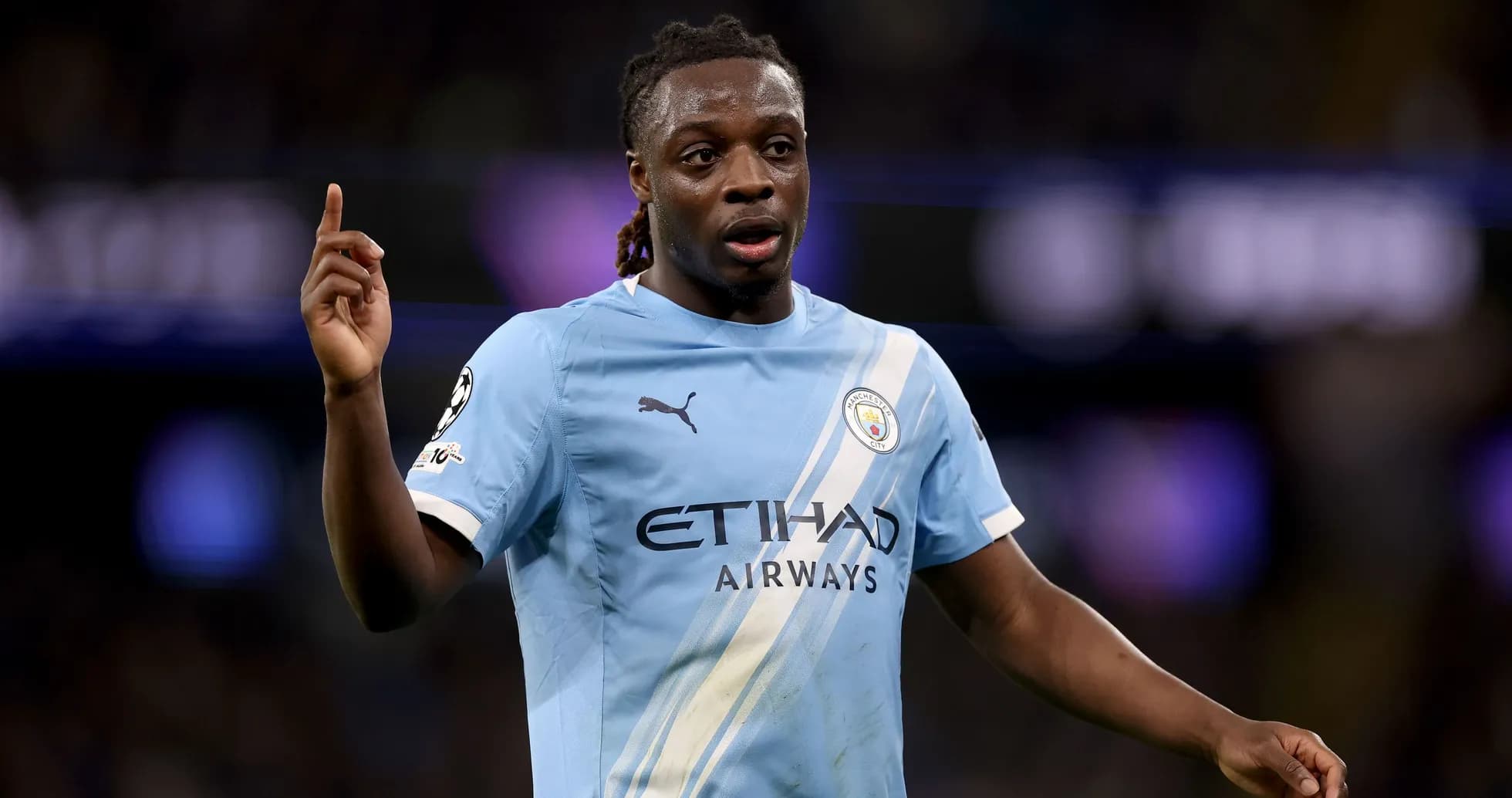 Jugador de Manchester City gesticulando durante el partido