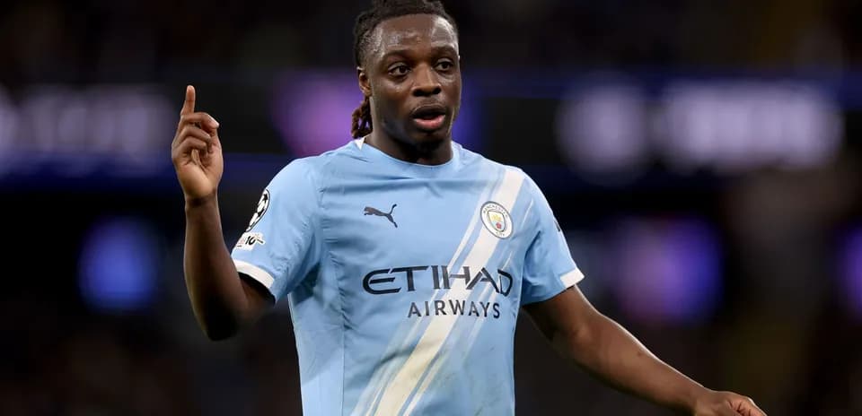 Jugador de Manchester City gesticulando durante el partido