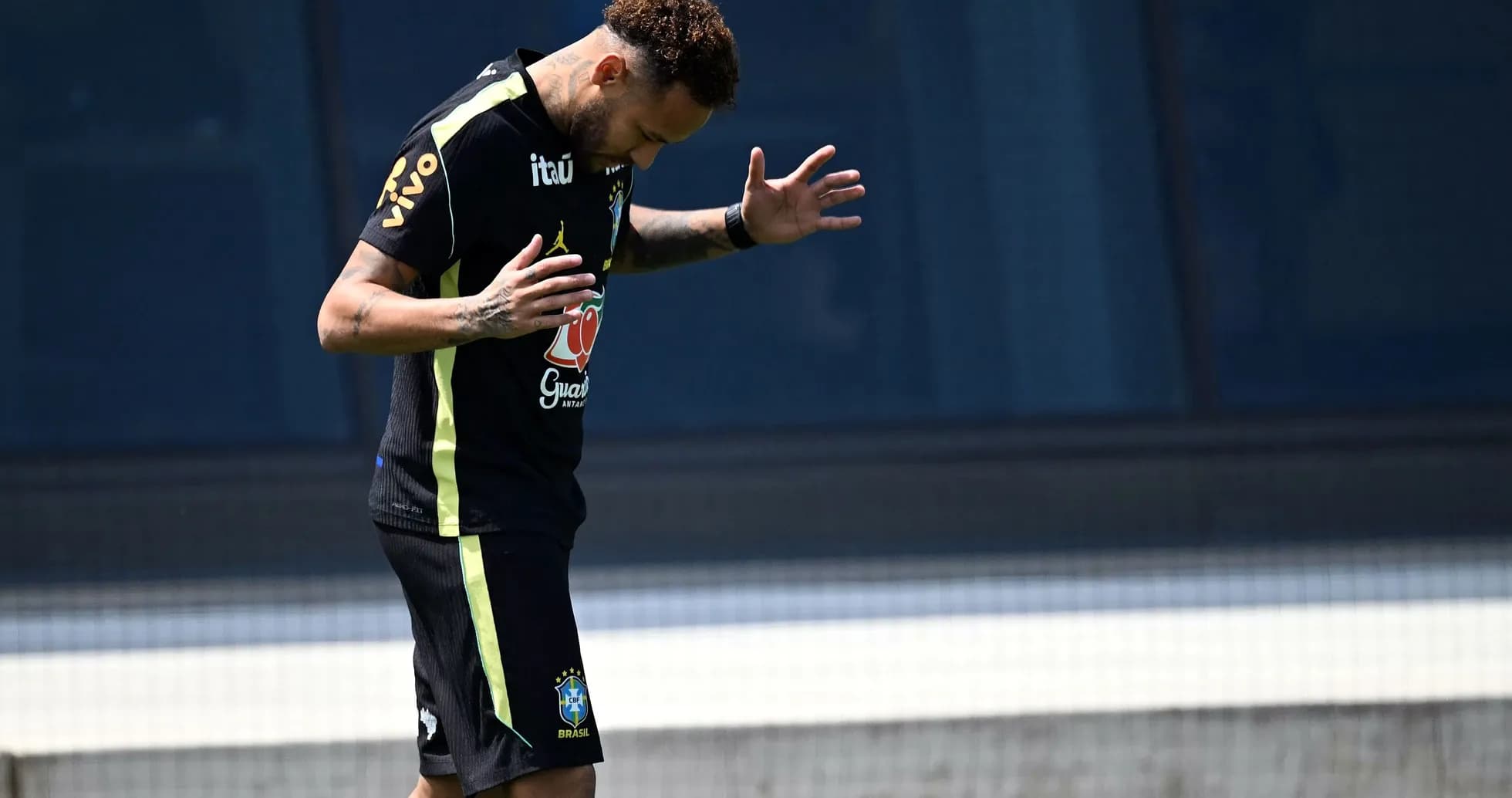 Neymar entrenando solo en la cancha Neymar entrenando solo en la cancha