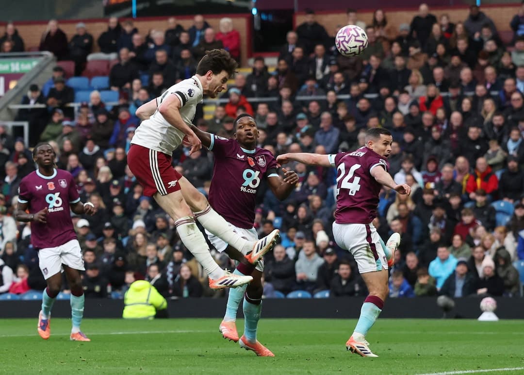 Jugador de Arsenal cabeceando el balón contra Burnley Jugador de Arsenal cabeceando el balón contra Burnley