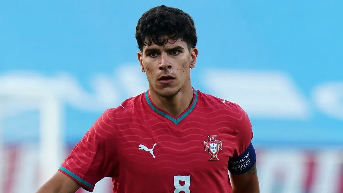 Jugador de Portugal con camiseta roja en acción Jugador de Portugal con camiseta roja en acción