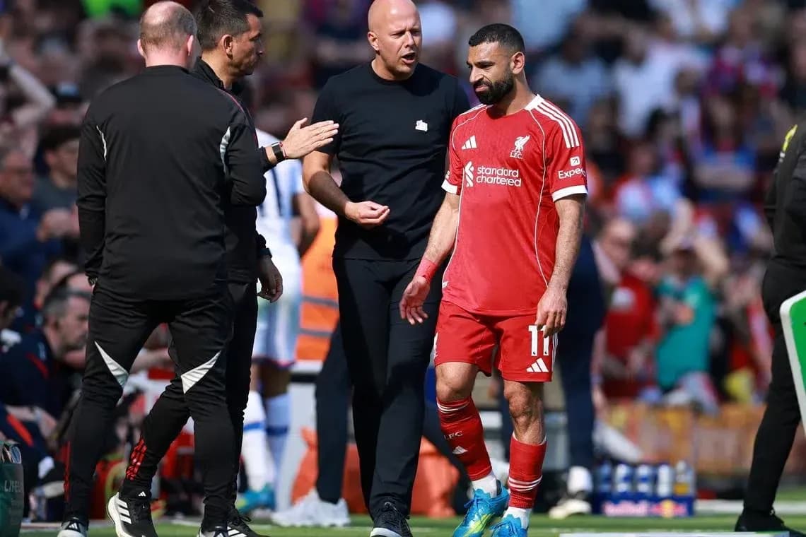 Mohamed Salah siendo atendido por el cuerpo técnico Mohamed Salah siendo atendido por el cuerpo técnico