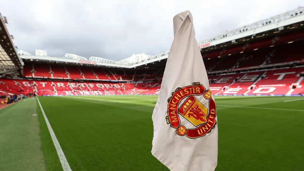 Bandera de esquina en Old Trafford, estadio de Manchester United Bandera de esquina en Old Trafford, estadio de Manchester United