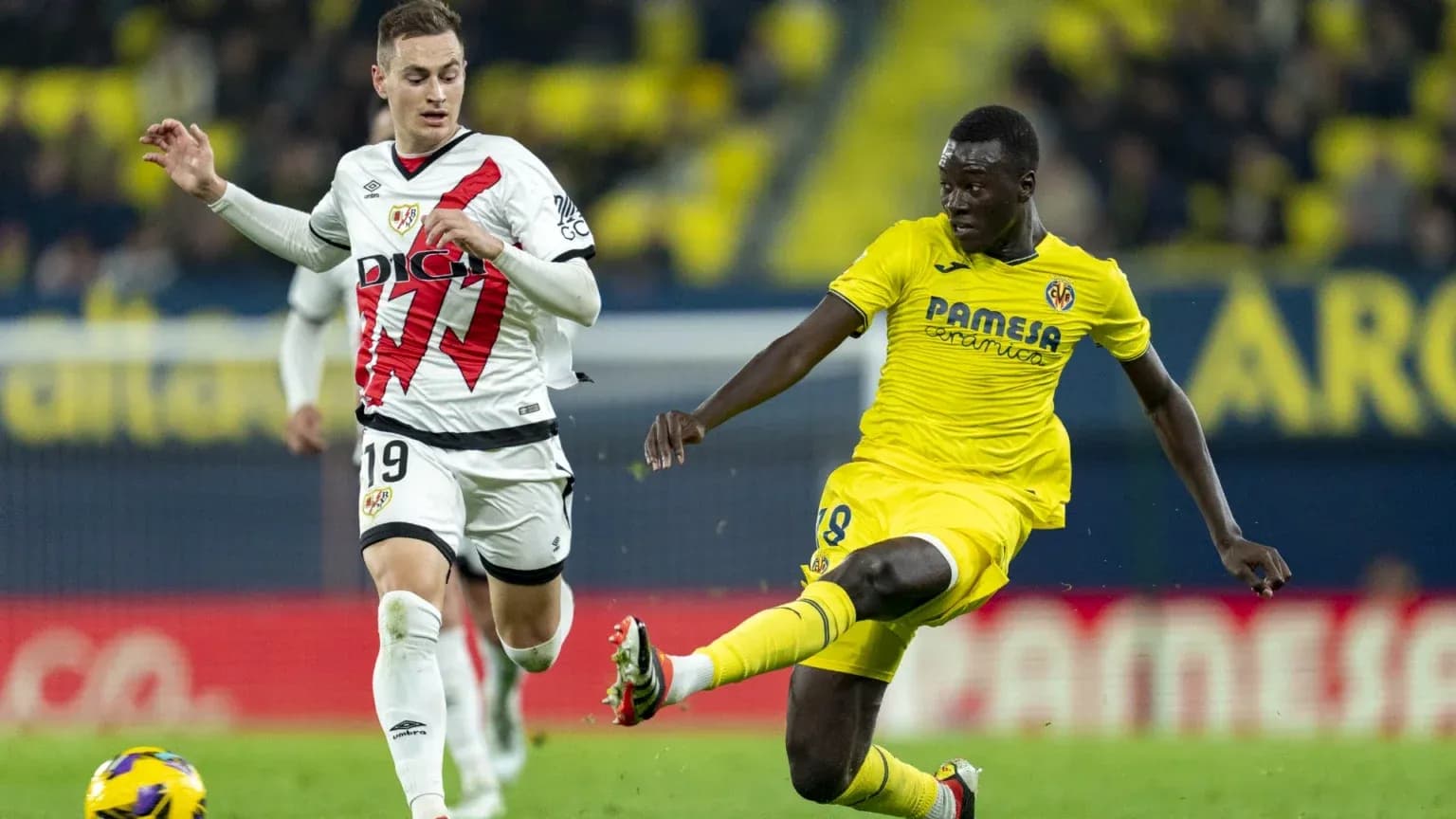 Jugador de Villarreal driblando a Rayo Vallecano Jugador de Villarreal driblando a Rayo Vallecano