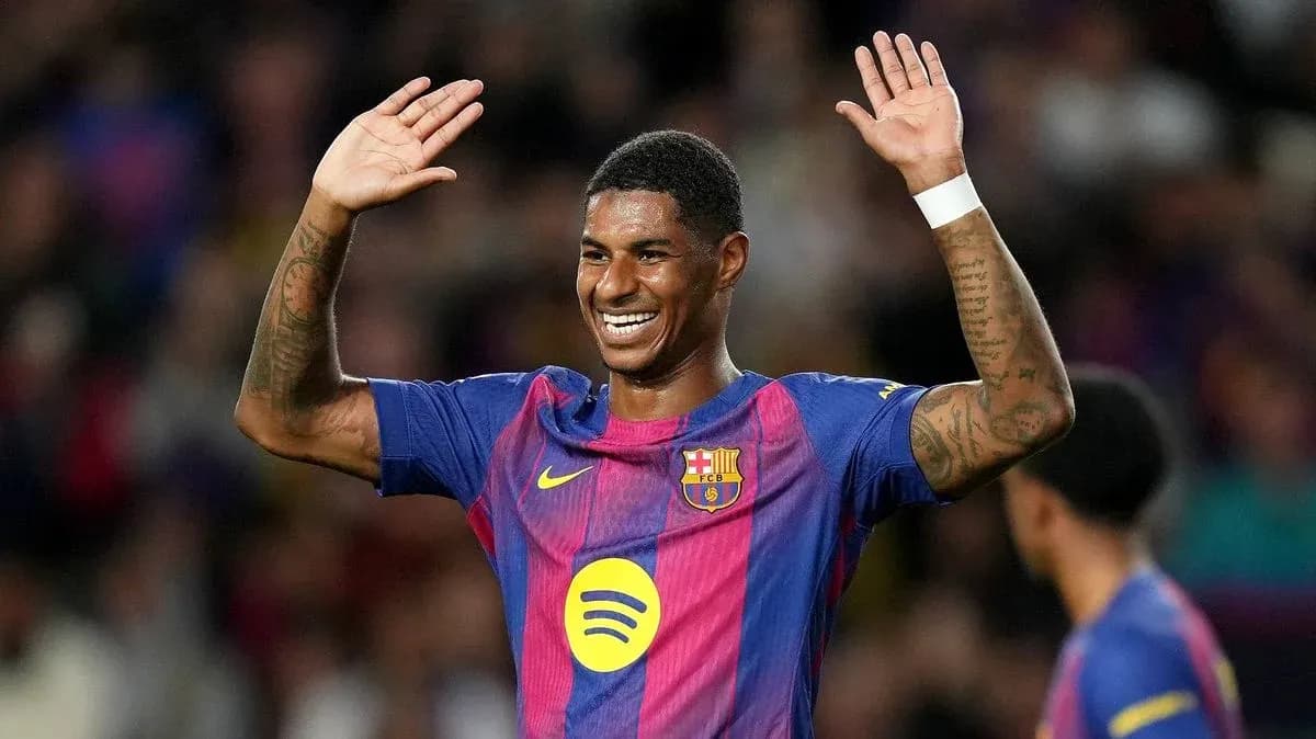 Jugador de Barcelona saludando al público en el estadio Jugador de Barcelona saludando al público en el estadio