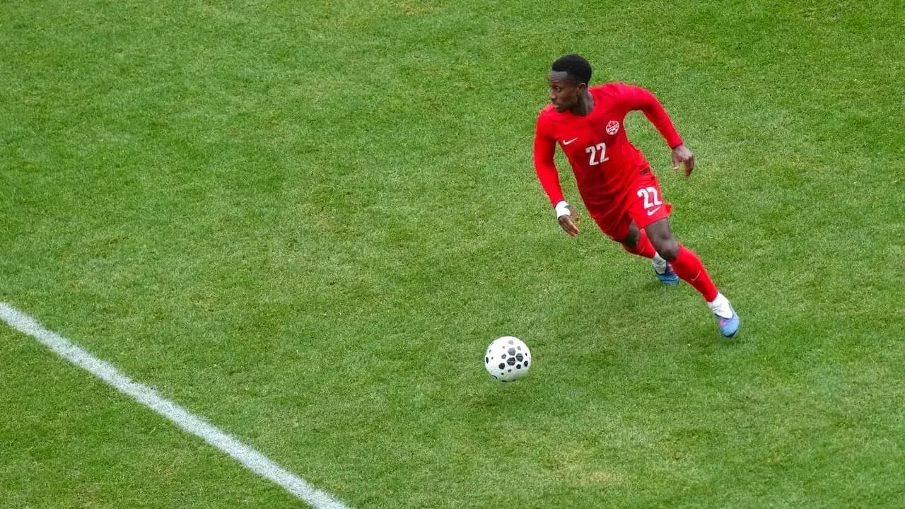 Jugador corriendo con el balón en partido Jugador corriendo con el balón en partido