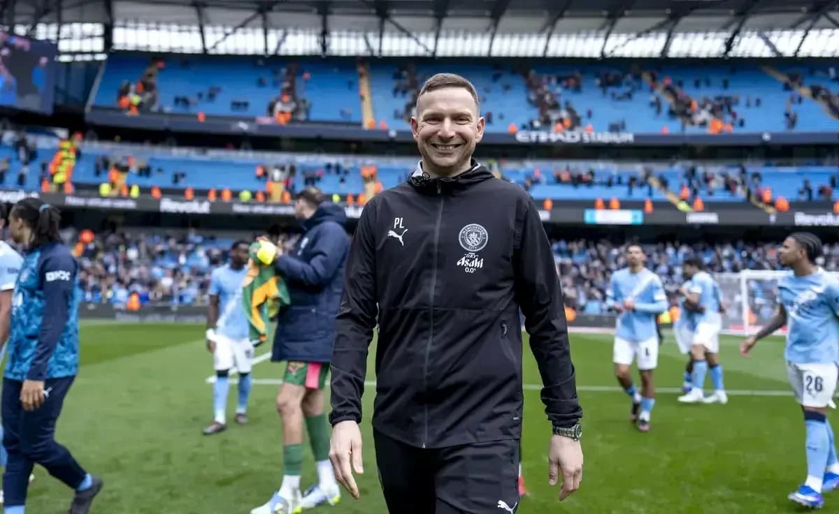 Entrenador sonriendo en el campo tras el partido Entrenador sonriendo en el campo tras el partido