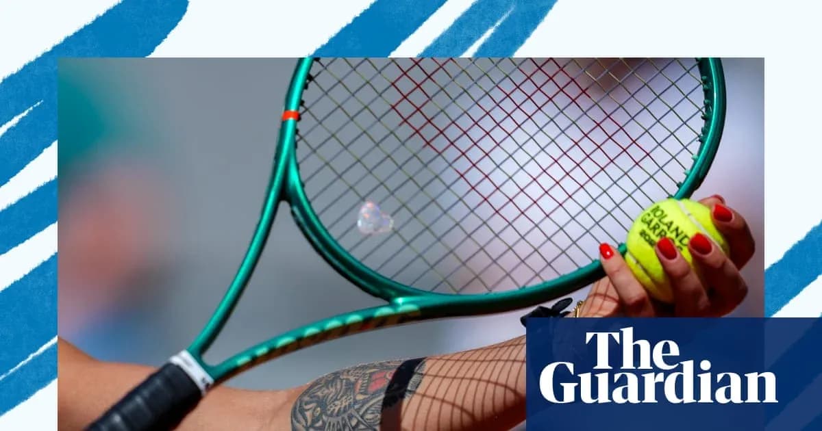 Jugador sosteniendo una raqueta y una pelota de tenis Jugador sosteniendo una raqueta y una pelota de tenis