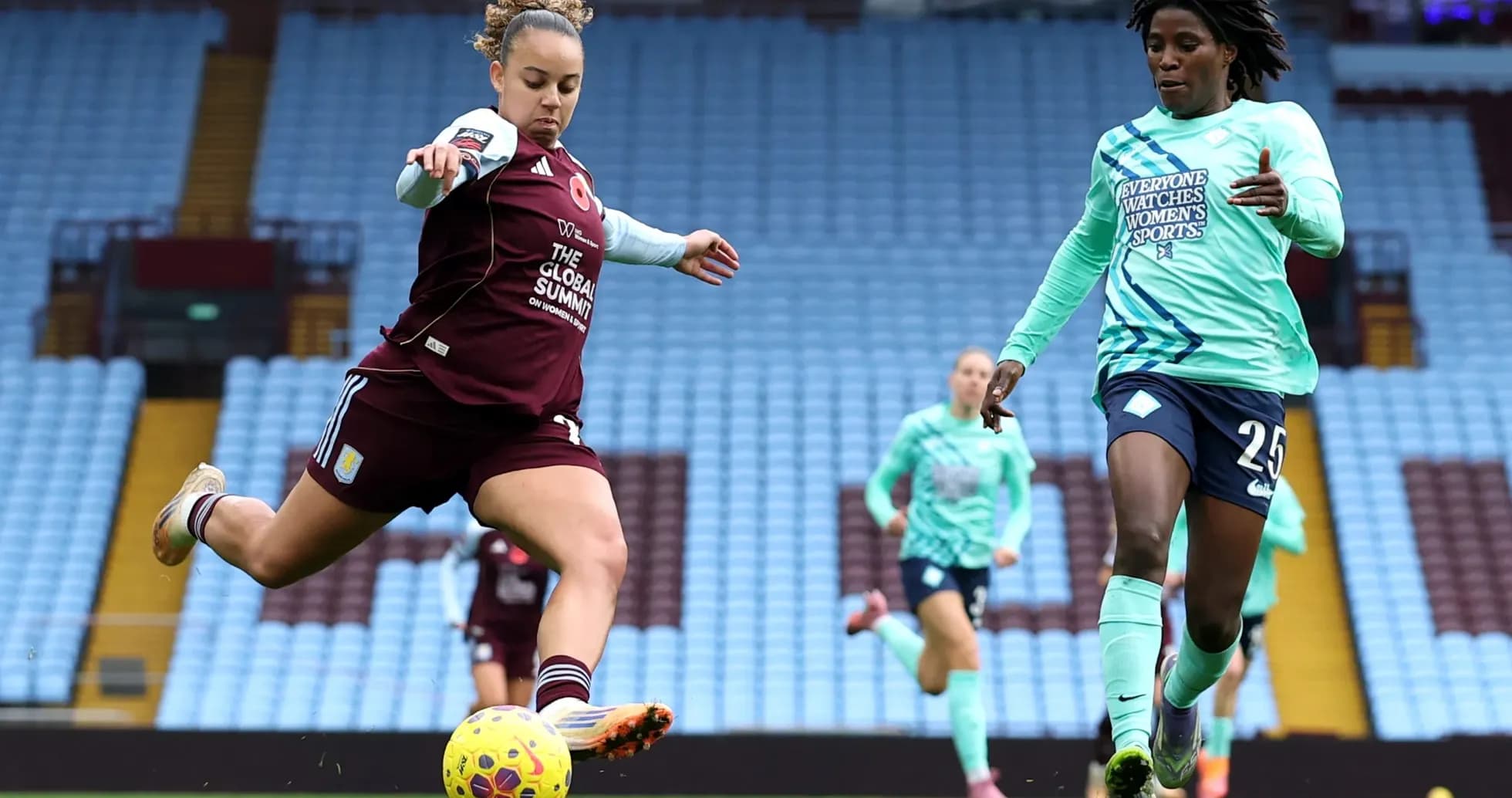 Jugadora de Aston Villa chutando el balón Jugadora de Aston Villa chutando el balón